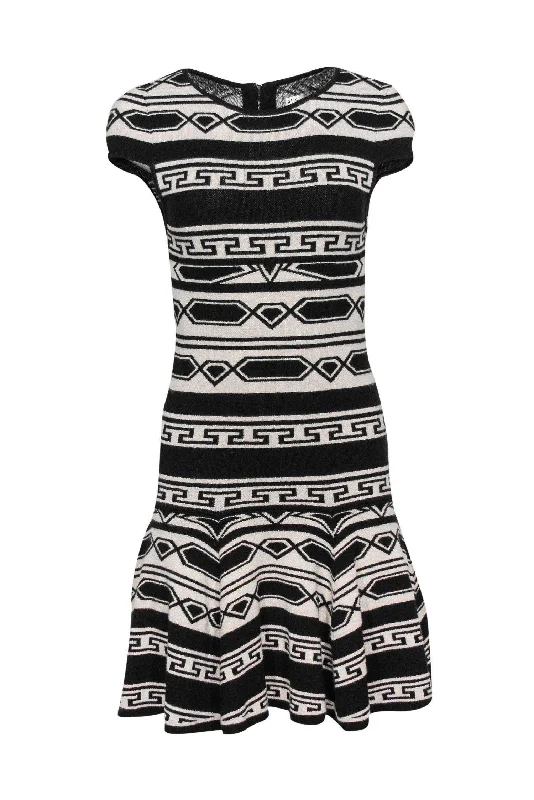 Ruffled Women Dress with Multiple Layers for a Playful and Girly Style Ruffled Women Dress with Multiple Layers for a Playful and Girly Style Alice & Olivia - Black & White Aztec Print Dress w/ Flared Hem Sz XS Ruffled Women Dress with Multiple Layers for a Playful and Girly Style Ruffled Women Dress with Multiple Layers for a Playful and Girly Style Alice & Olivia - Black & White Aztec Print Dress w/ Flared Hem Sz XS