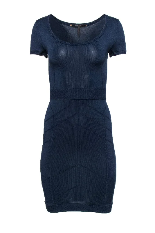Ball Gown Women Dress with a Full Skirt for a Princess - like Look Ball Gown Women Dress with a Full Skirt for a Princess - like Look BCBG Max Azria - Navy Bandage Bodycon Dress w/ Piping Sz S