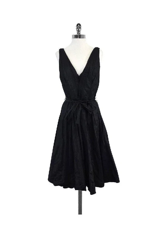 Mermaid - Style Women Dress with a Fitted Silhouette for Special Occasions Mermaid - Style Women Dress with a Fitted Silhouette for Special Occasions Carmen Marc Valvo - Black Taffeta Sleeveless Dress Sz 8