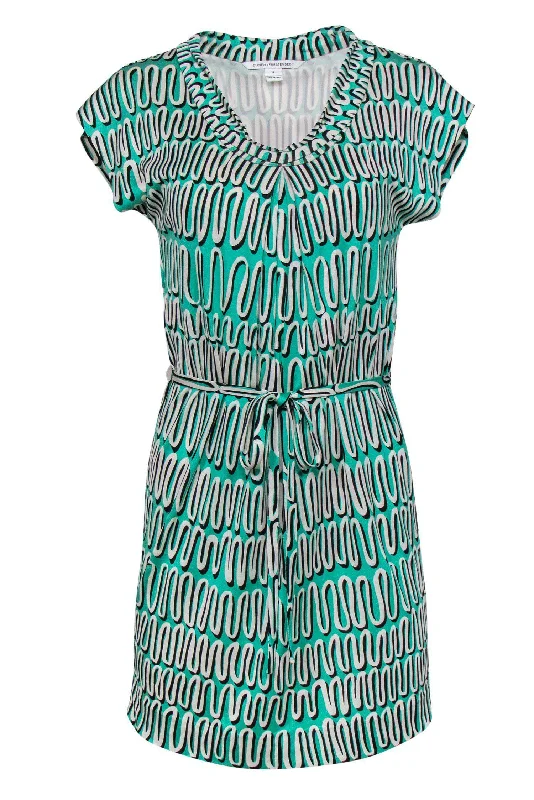 Ball Gown Women Dress with a Full Skirt for a Princess - like Look Ball Gown Women Dress with a Full Skirt for a Princess - like Look Diane von Furstenberg - Teal & White Printed Silk Shift Dress w/ Tie Belt Sz 4 Ball Gown Women Dress with a Full Skirt for a Princess - like Look Ball Gown Women Dress with a Full Skirt for a Princess - like Look Diane von Furstenberg - Teal & White Printed Silk Shift Dress w/ Tie Belt Sz 4