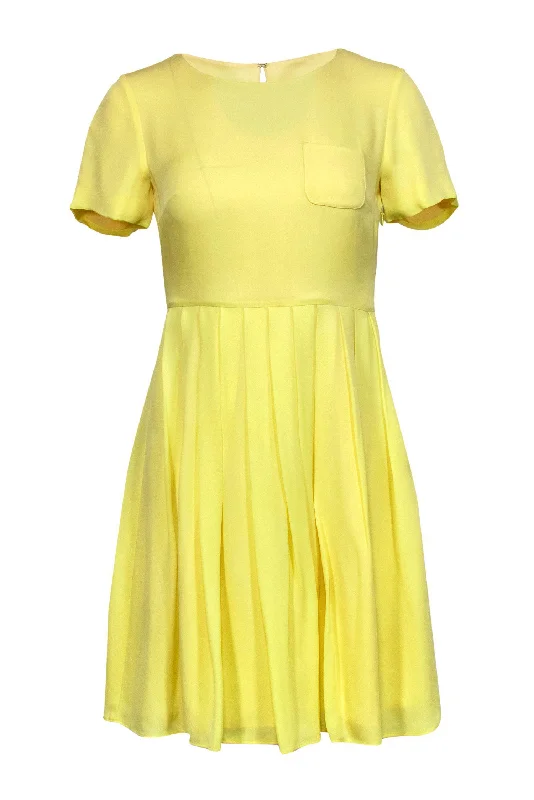 Empire Waist Women Dress to Accentuate the Bust and Conceal the Waist Empire Waist Women Dress to Accentuate the Bust and Conceal the Waist J.Crew - Yellow Short Sleeve Pleated A-Line Dress Sz 0