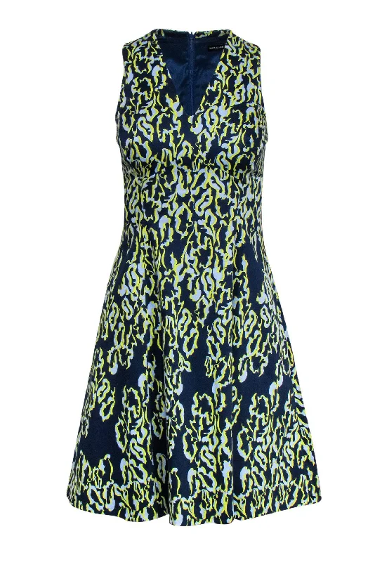 Ball Gown Women Dress with a Full Skirt for a Princess - like Look Ball Gown Women Dress with a Full Skirt for a Princess - like Look Karen Millen - Navy & Green Abstract Printed Flare Dress Sz 4