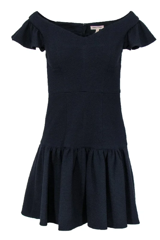 Printed Abstract Women Dress for a Modern and Artistic Appeal Printed Abstract Women Dress for a Modern and Artistic Appeal Rebecca Taylor - Navy Off-the-Shoulder Flounce Dress Sz 2
