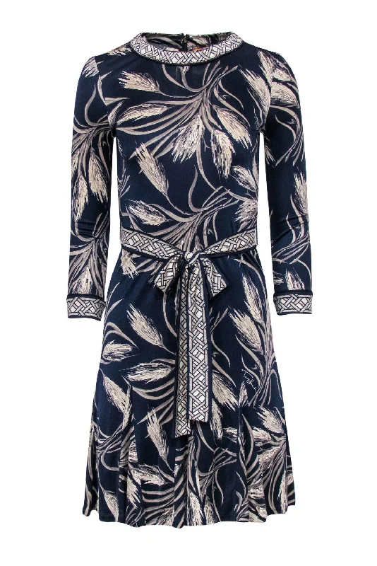 Pleated Women Dress with a Timeless and Elegant Texture Pleated Women Dress with a Timeless and Elegant Texture Tory Burch - Navy & Gray Wheat Print Sheath Dress w/ Belt Sz XS Pleated Women Dress with a Timeless and Elegant Texture Pleated Women Dress with a Timeless and Elegant Texture Tory Burch - Navy & Gray Wheat Print Sheath Dress w/ Belt Sz XS
